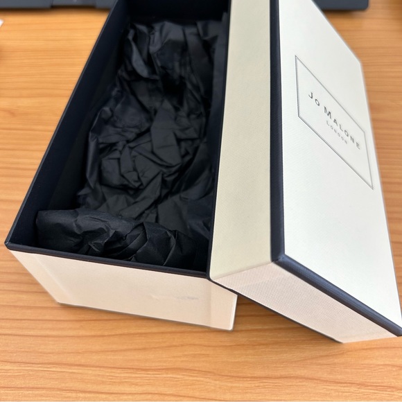 Jo Malone Box and Holiday Shopping Bag - Picture 4 of 11